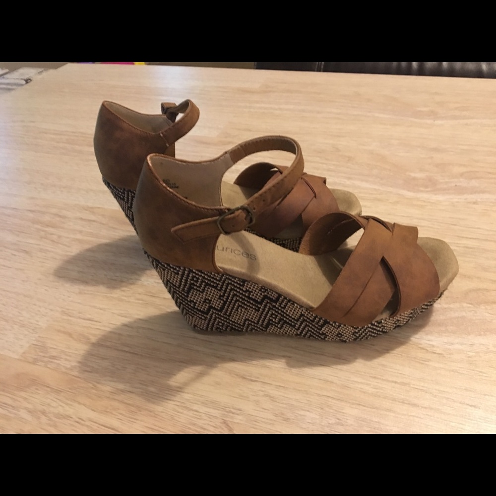Aztec print Wedges - Picture 2 of 4